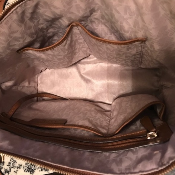 Michael Kors Large Jet Set Leather Tote - Picture 3 of 4